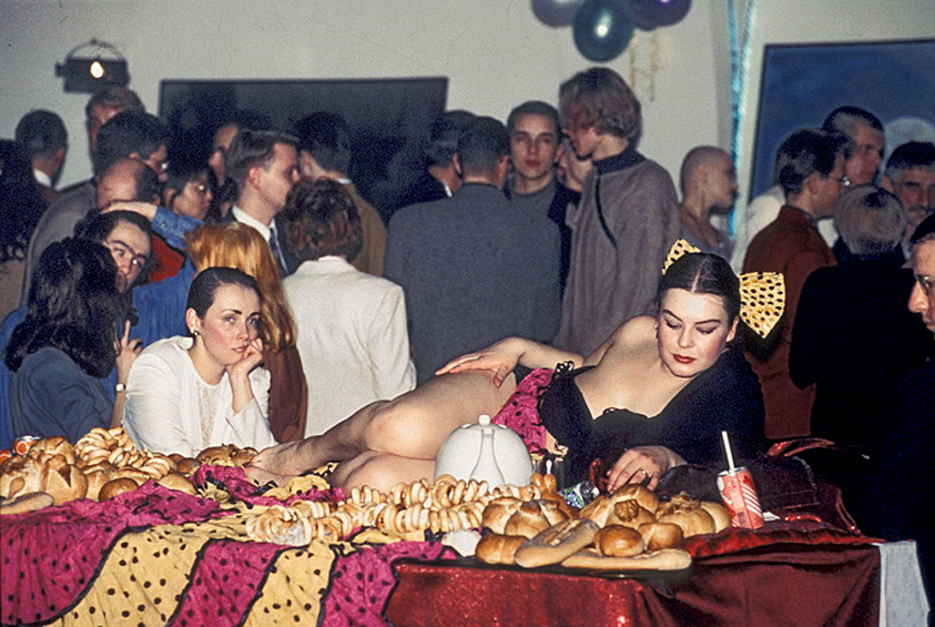 Тусовка в ночном клубе, посвященная эротическому музыкальному видео. 1994 год