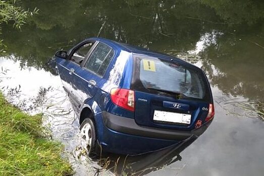 У села Казарь Hyundai Getz упао в Неруч. Водитель погиб