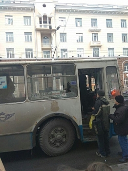 В Ростове драка между водителями троллейбуса и легковушки закончилась выбитыми стеклами