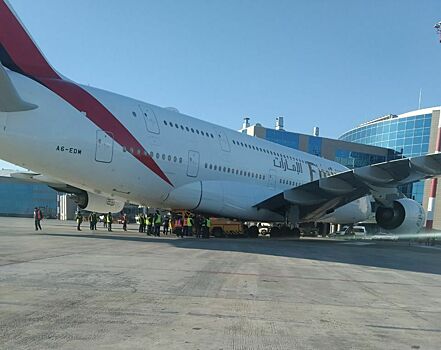 Перед вылетом из Домодедово в лайнер Emirates врезался водовоз