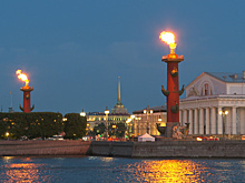 От конопляного масла до газовых факелов: история Ростральных колонн на Стрелке Васильевского острова