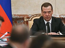 Медведев вручил госнаграды представителям российской промышленности