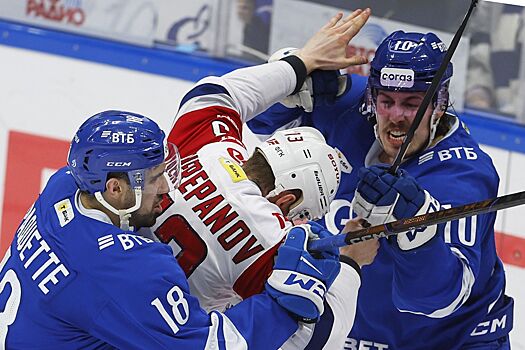 Комтуа устроил драку с Черепановым, Радулов общался с судьями. Яркие фото победы «Локо»