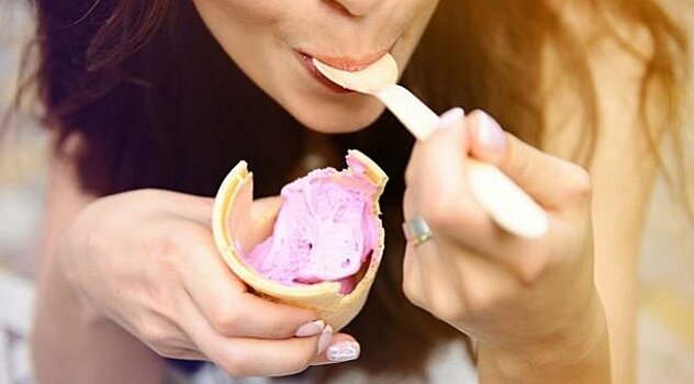 Диетологи заявили, что мороженое помогает худеть