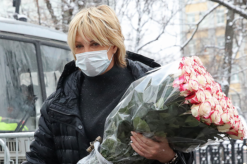 На церемонию прощания пришли актеры Сергей Гармаш, Эммануил Виторган, Александр Рапопорт, Елена Яковлева, президент Федерации хоккея России Владислав Третьяк, певец Александр Розенбаум. 