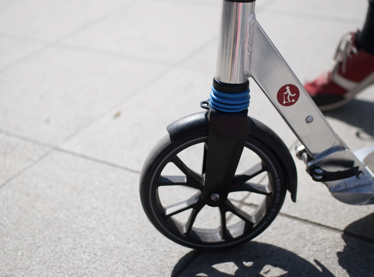 Жителя Лобни до смерти избили самокатом за замечание на улице