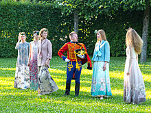 Российские дизайнеры провели в парке Царского Села показ мод, посвященный Году театра