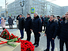 Военнослужащие ЦВО приняли участие в церемонии возложения цветов к бюсту Александра Покрышкина трижды Героя Советского Союза в Новосибирске