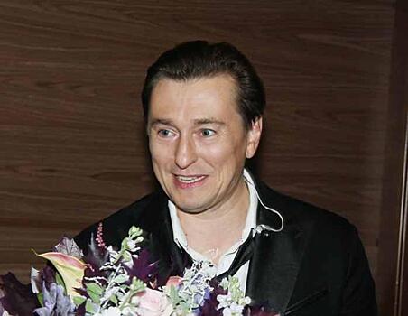 Милота дня: дочь Сергея Безрукова нежно поцеловала братика под перебор на гитаре отца