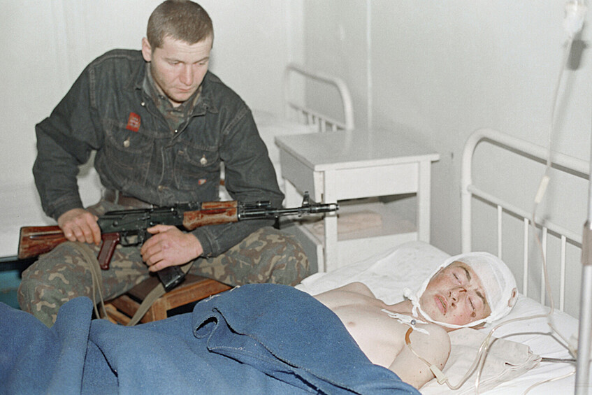 Раненый российский танкист в Грозненском республиканском госпитале в Чечне в период первой чеченской кампании, 5 декабря 1994 года