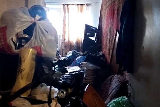 В Миассе спасатели достали пенсионерку из заваленной мусором квартиры