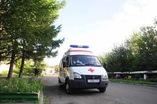 Соцсети: на Парковом иномарка влетела в столб и потеряла колесо