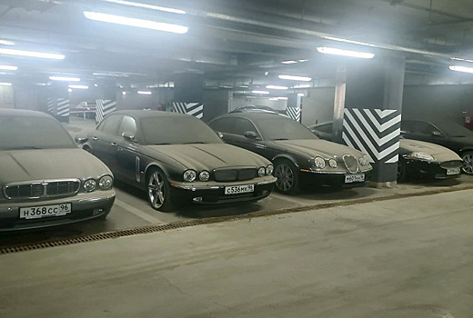 На парковке отеля в России обнаружили забытую коллекцию автомобилей Jaguar