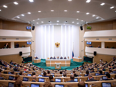 Девять сенаторов покинут осенью Совет Федерации