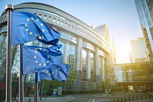 У штаб-квартиры Еврокомиссии в Брюсселе приспустили флаги