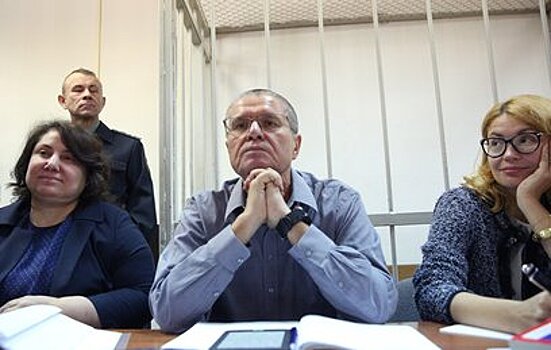 Защита Улюкаева ждет Сечина на заседании 15 ноября