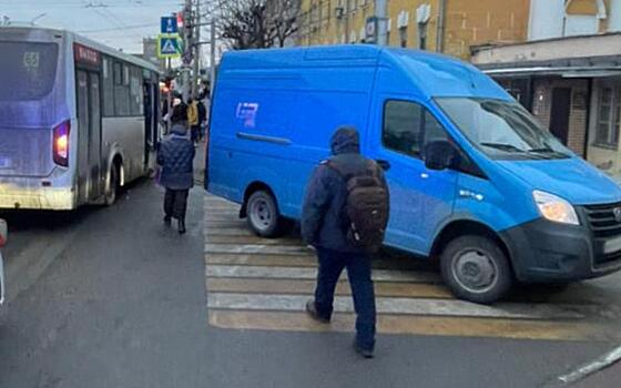 Рязанский маршрутчик влетел в стоящую газель
