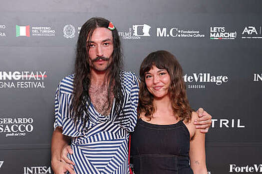 Актер Эзра Миллер позировал в платье и с бутылкой пива на фестивале в Италии