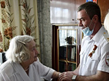 Заместитель начальника ГУ МВД России по Кемеровской области генерал-майор внутренней службы Сергей Терехин поздравил труженицу тыла с Днем Победы