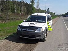 О чем сигнализирует жилетка на боковом зеркале остановившегося авто?