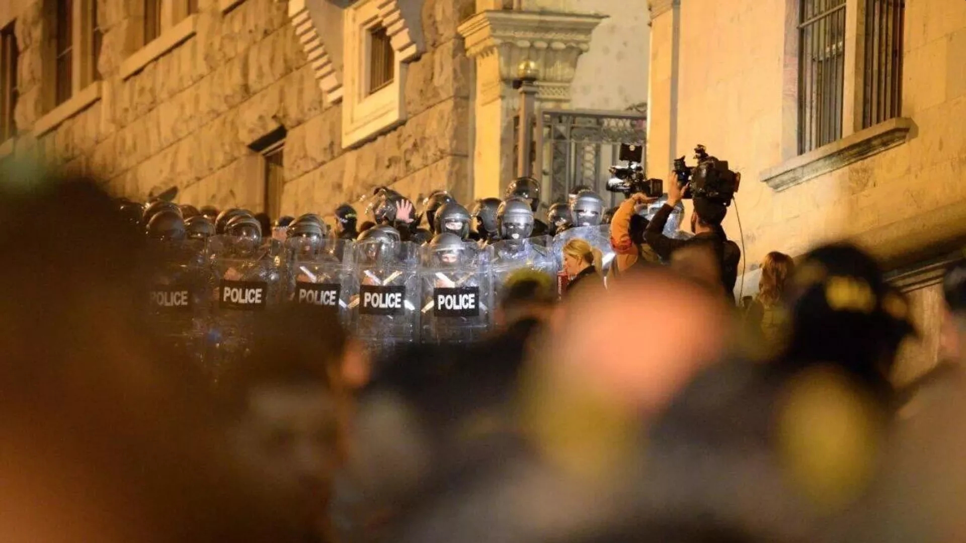 Митингующие в Тбилиси против закона об иноагентах решили окружить здание парламента