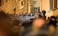 Митингующие в Тбилиси решили окружить здание парламента