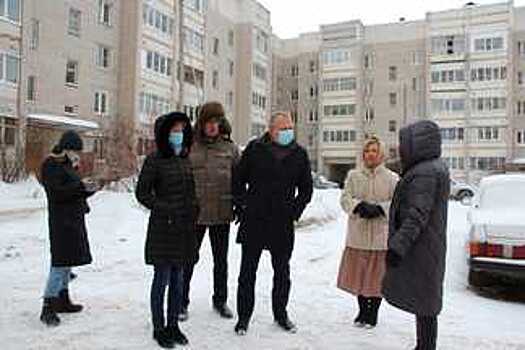 Качество уборки дворов на улице Конева проверил Роман Заварин