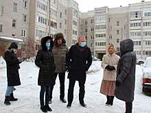 Качество уборки дворов на улице Конева проверил Роман Заварин