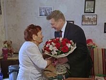 Лечила Хрущева.Мэр поздравил сибирячку со 100-летним юбилеем