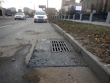 На участке Новоостаповской исправили просадку люка
