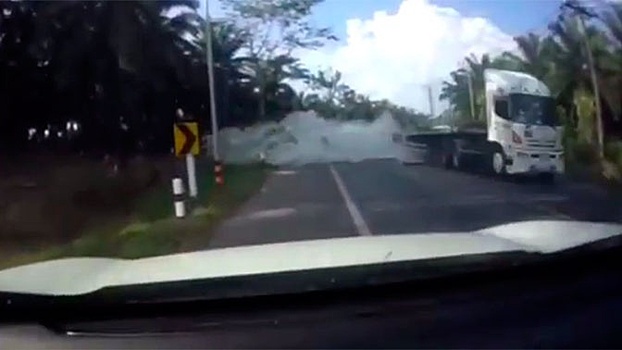 Цементный туман: машину поглотило плотное облако пыли из-за потерявшего управление грузовика