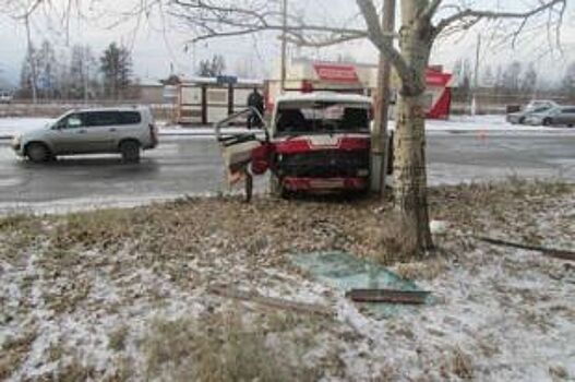 Пьяный водитель Mazda снес Toyota и врезался в опору ЛЭП в Братске