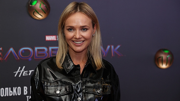 42-летняя звезда «Универа» снялась в оголяющем тело платье