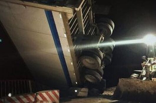 Водитель фуры, кувыркнувшейся с трассы в кювет, оплатит ремонт лееров