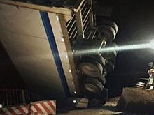 Водитель фуры, кувыркнувшейся с трассы в кювет, оплатит ремонт лееров