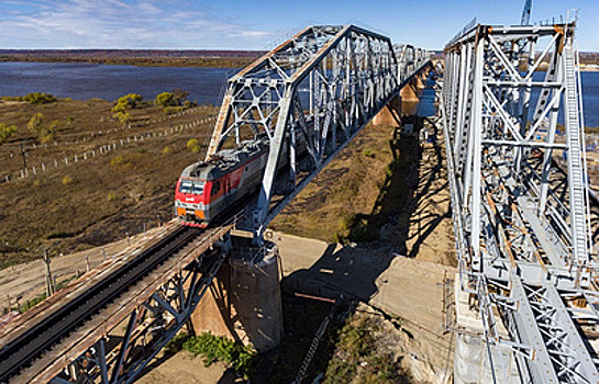Готовность нового железнодорожного моста через реку Зея на Тринссибе составляет 60%