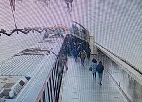 Неизвестный устроил паркур на станции московского метрополитена и попал на видео