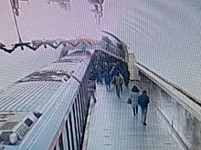 Неизвестный устроил паркур на станции московского метрополитена и попал на видео