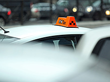 Пассажир такси и водитель спасли пострадавшего в аварии по пути в столицу