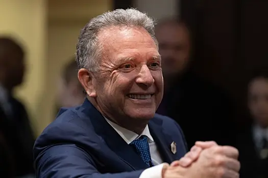 Посланник Трампа засветил загадочную записку с фамилией «Путин»