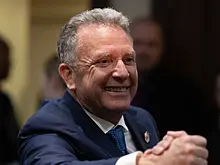 Посланник Трампа засветил загадочную записку с фамилией «Путин»