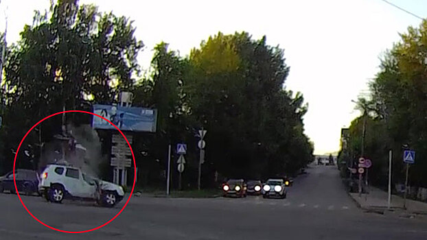 Страшное лобовое столкновение мотоцикла и машины в Пензе: видео