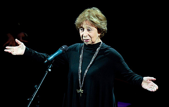 Зрители плюются после нового спектакля сбежавшей из России Лии Ахеджаковой