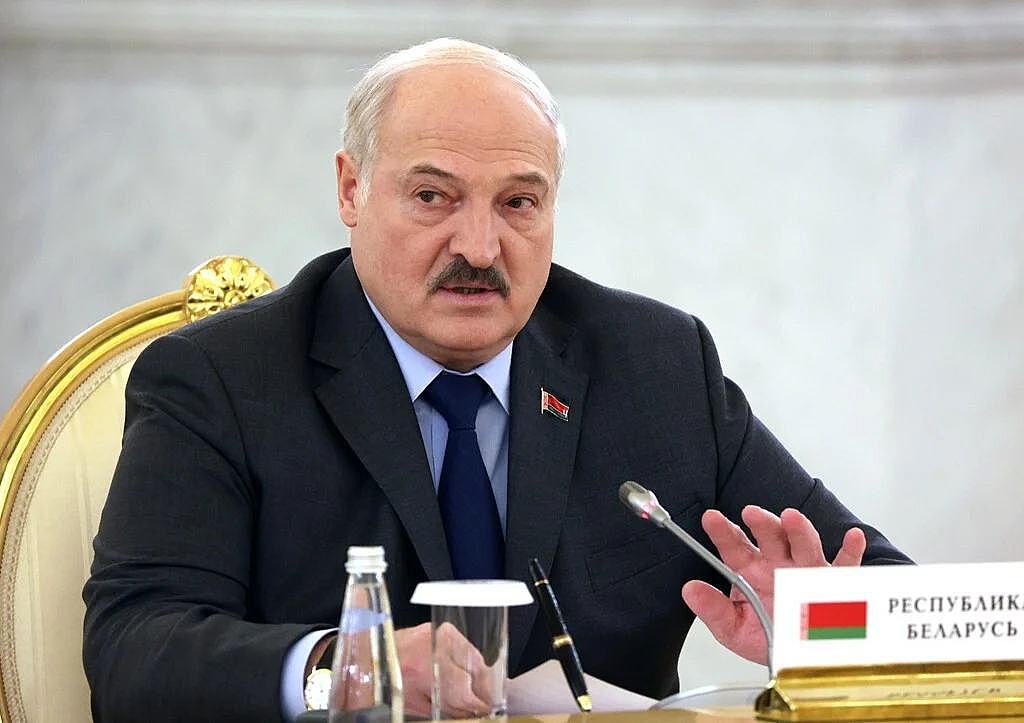 Лукашенко сравнили с Наполеоном из-за его жеста на саммите ОДКБ