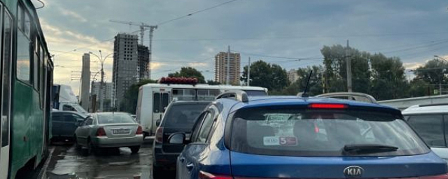 До одной полосы сузили участок на Ватутина в Новосибирске из-за ремонта теплотрассы