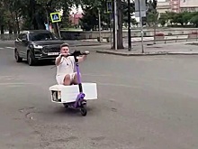 В Новосибирске трэш-блогер катался на самокате верхом на стиральной машине