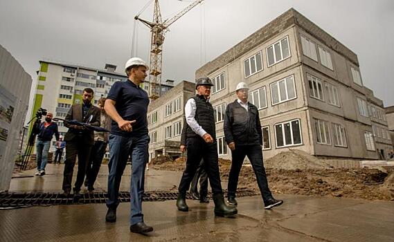 Роман Старовойт осмотрел строящиеся объекты Курска