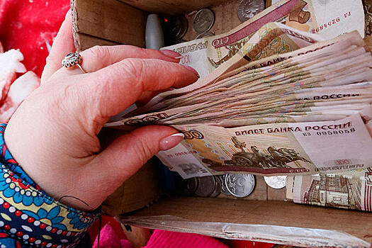Россиян предостерегли от хранения сбережений в рублях