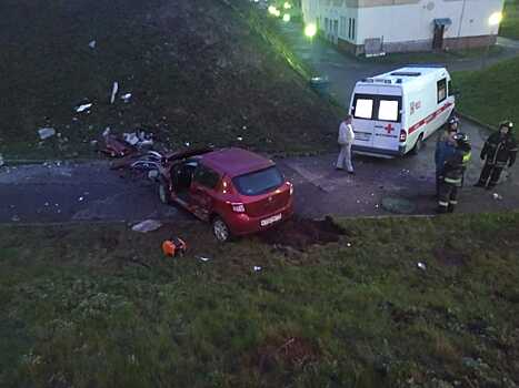 Столичные спасатели вытащили зажатого человека из машины после ДТП