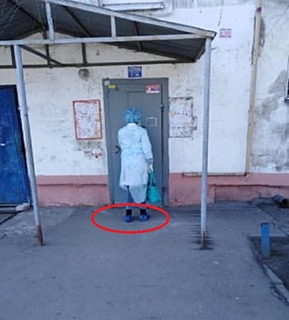 Врач поликлиники посещала пожилую нижегородку в «уличных» бахилах